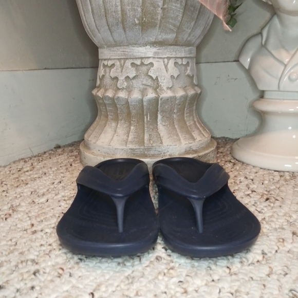 CROCS Child's Classic Navy Flip-Flop Sandals - Picture 4 of 9